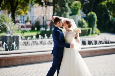 Evlilik çift çeşme yakınındaki