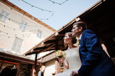 Barda oturan Düğün çifti