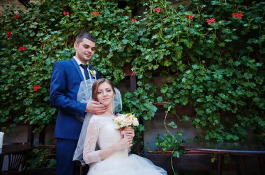 Evlilik çift yeşil fırça kırmızı gül ile arka plan