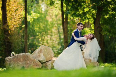 Dans düğün çifti büyük taşlar arka plan