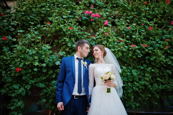 Ζευγάρι γάμος φόντο πράσινο βούρτσα με κόκκινα τριαντάφυλλα — Φωτογραφία Αρχείου