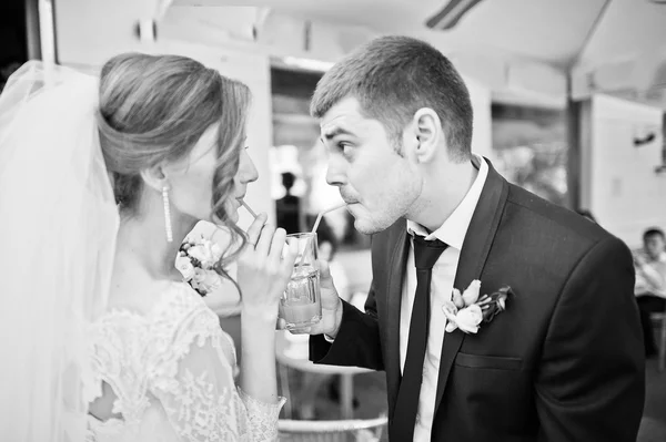 Komik düğün çift İçecek suyu — Stok fotoğraf