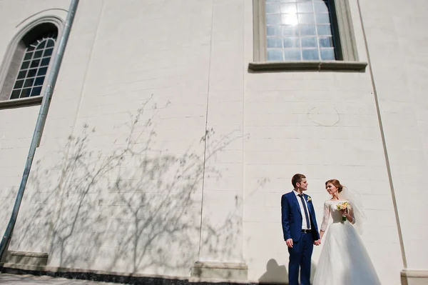 Matrimonio coppia sfondo bianco muro di pietra e ombre di albero — Foto Stock