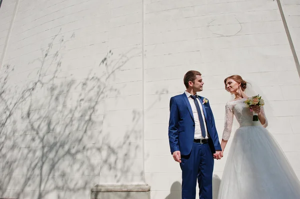 Pareja de boda fondo pared de piedra blanca y sombras de árbol —  Fotos de Stock