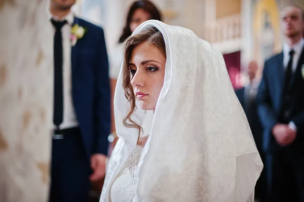 ハンカチで花嫁が教会で折り敷き — ストック写真