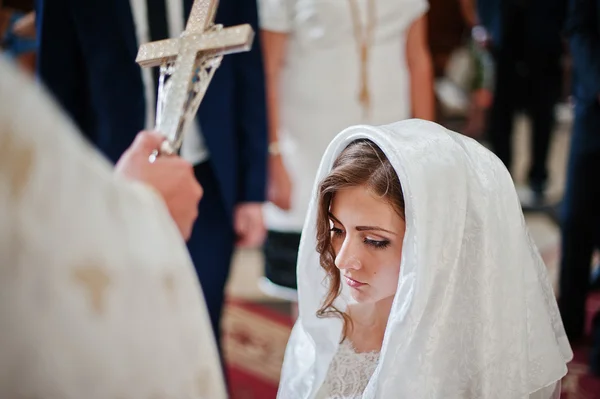 A menyasszony a zsebkendőt térdelve, templom — Stock Fotó