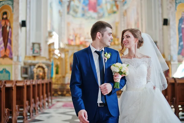 Verheugd huwelijksfeest paar na kerk ceremonie — Stockfoto