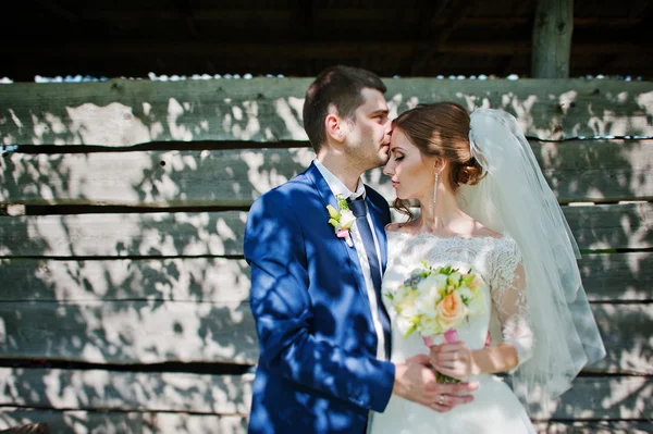 Matrimonio en las sombras del manzano —  Fotos de Stock
