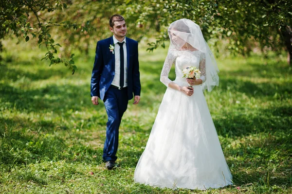 Amante pareja de boda en el jardín — Foto de Stock