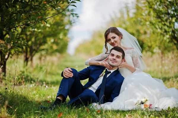 Liefdevolle bruidspaar op de tuin — Stockfoto