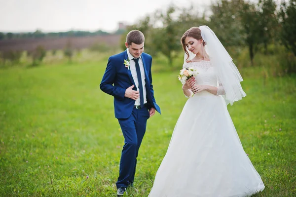 Loving wedding couple at the garden — Stock Photo, Image