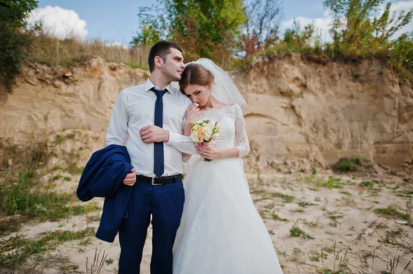 Pareja de boda en la carrera de arcilla —  Fotos de Stock