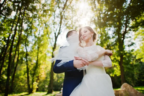 Tančící Svatební pár na pozadí velké kameny — Stock fotografie