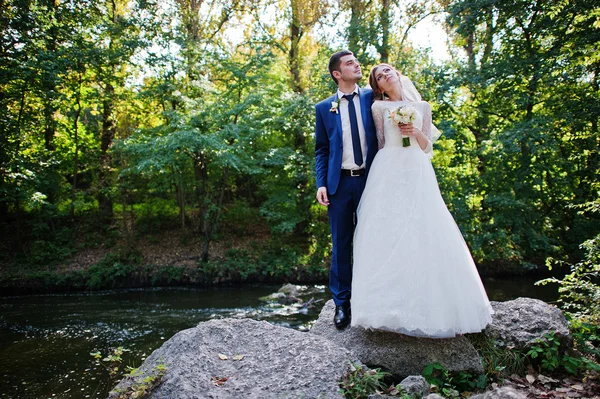 Casamento casal estadia em pedra — Fotografia de Stock