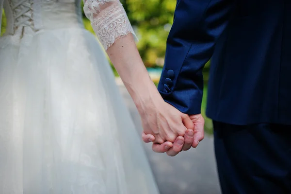 Hand i hand av bröllop par — Stockfoto