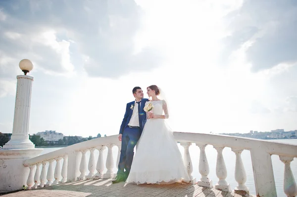 Casal de casamento na ponte branca — Fotografia de Stock