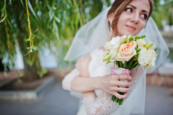 Doux jeu de mariée avec voile et bouquet — Photo