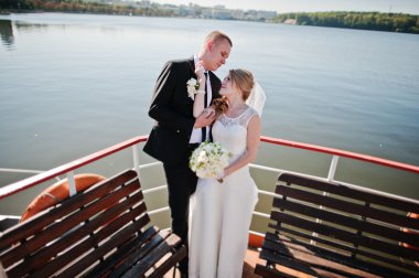 küçük tekne gemide Düğün çifti