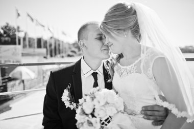 küçük tekne gemide Düğün çifti