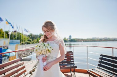 Küçük tekne gemiye gelin