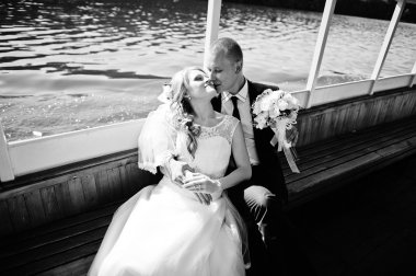 Düğün çift üzerinde bir gemi kabin