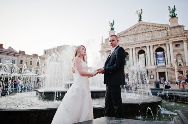 Düğün çift arka plan çeşme