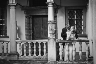 Düğün çift arka plan taş sütunlar