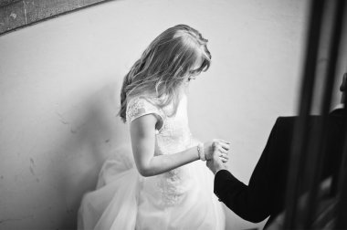 Damat gelinin elini tut