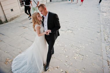 şehrin sokaklarında yürürken Düğün çifti