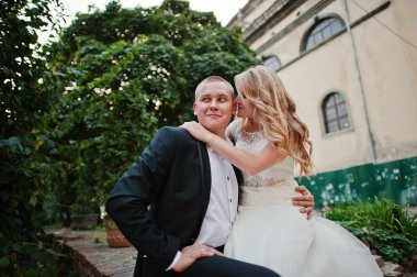 şehrin sokaklarında yürürken Düğün çifti