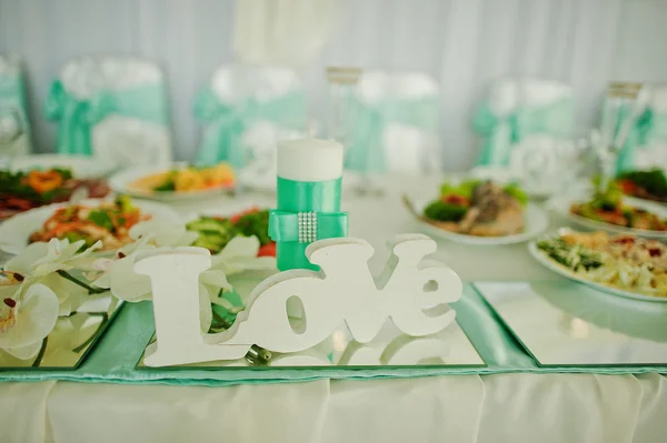 Decor van het woord liefde op spiegel en kaars op bruiloft tafel — Stockfoto