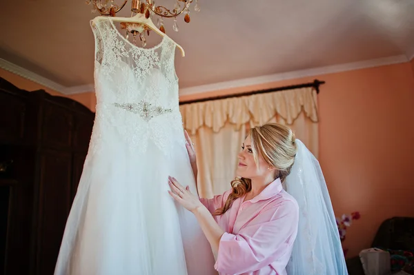 Nevěsta se podíval na svatební šaty — Stock fotografie