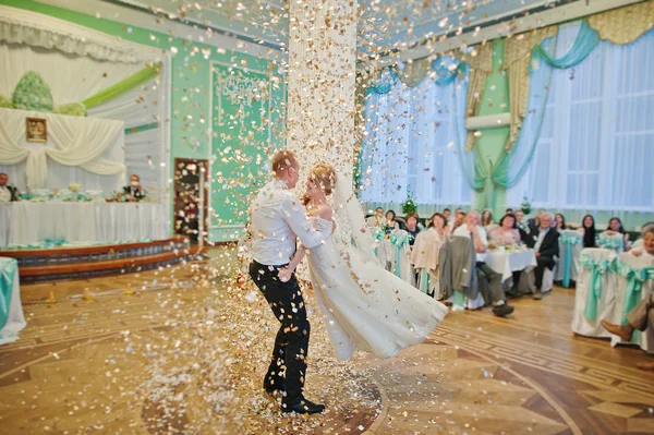 Erster Hochzeitstanz mit Goldkonfetti auf Restaurant — Stockfoto