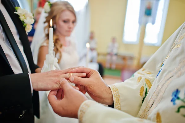 Κληρικός φθορά Βέρα στο χέρι του γαμπρού — Φωτογραφία Αρχείου