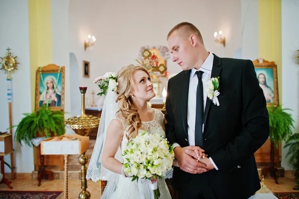 Wedding couple stay at church and looked each other — Stock Photo, Image
