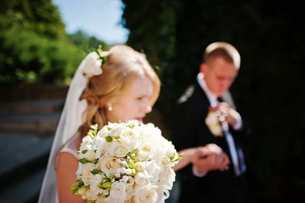 Buquê de casamento à mão da noiva — Fotografia de Stock