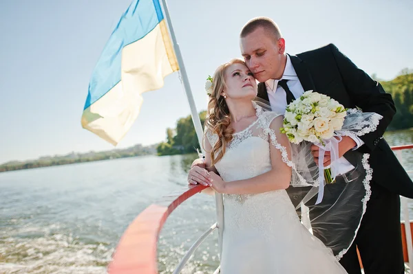 Wedding couple on small boat ship — Stock Photo, Image