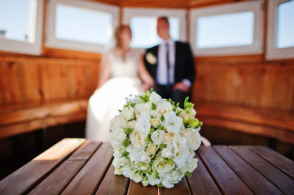 Casal de casamento em uma cabine de navio — Fotografia de Stock