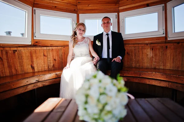 Casal de casamento em uma cabine de navio — Fotografia de Stock