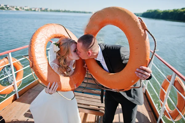 Recém-casados em resgate redondo — Fotografia de Stock
