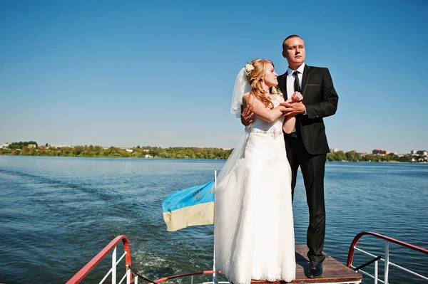 Wedding couple on small boat ship — Stock Photo, Image