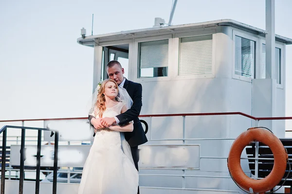 Casal de casamento em navio de barco pequeno — Fotografia de Stock