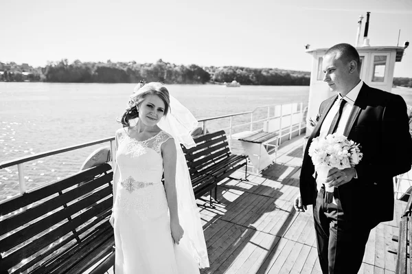 Casal de casamento em navio de barco pequeno — Fotografia de Stock