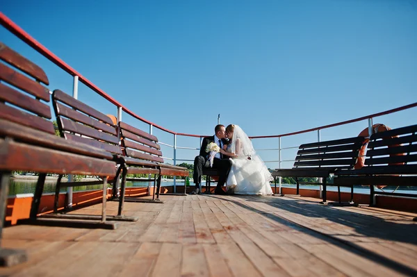 Esküvő házaspár kis hajó-hajó — Stock Fotó