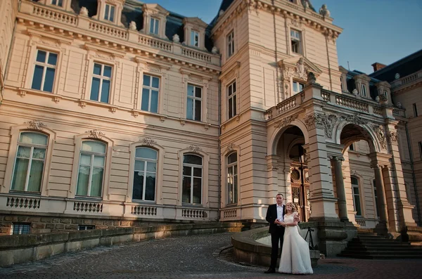 Jen manželský pár chůzi pozadí vinobraní palác — Stock fotografie