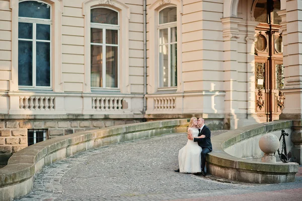 Apenas casado casal andando fundo vintage palácio — Fotografia de Stock