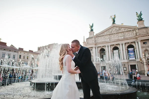 Matrimonio fontana di sfondo coppia — Foto Stock