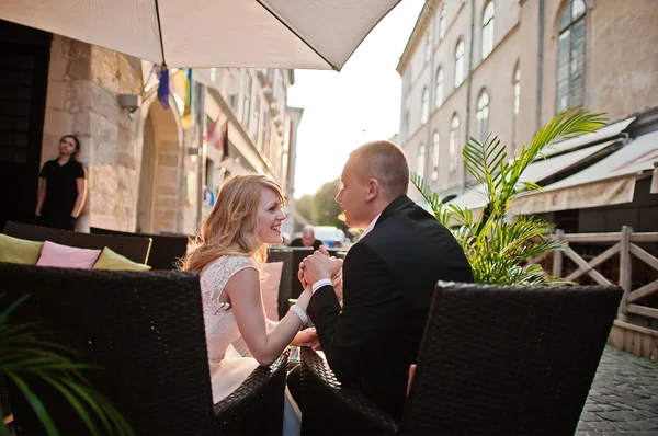 Matrimonio coppia seduta al caffè all'aperto al tramonto — Foto Stock