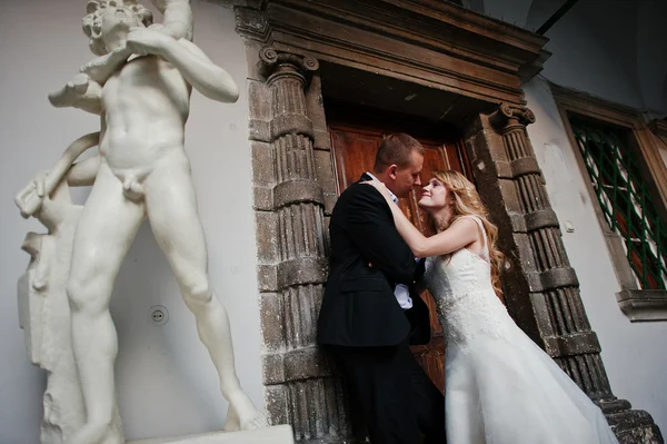 Boda pareja fondo estatua de hombre desnudo — Foto de Stock