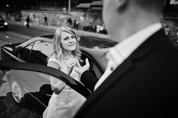 Nevěsta ženich sedící na auto — Stock fotografie